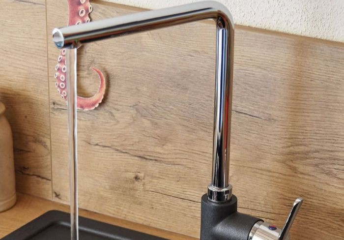 Armatur mit Festauslauf für die Küche